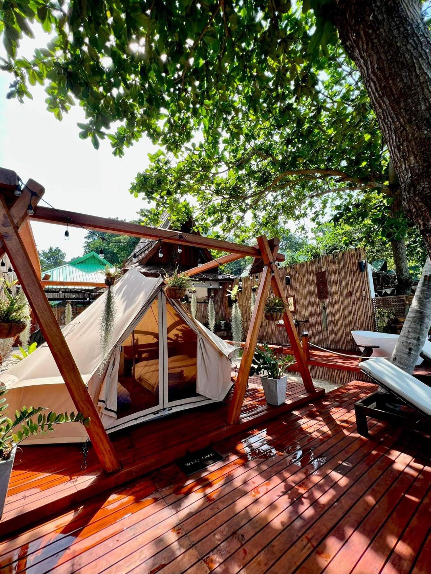 Natures Edge Beachfront Luxury Glamping เต็นท์หรู
